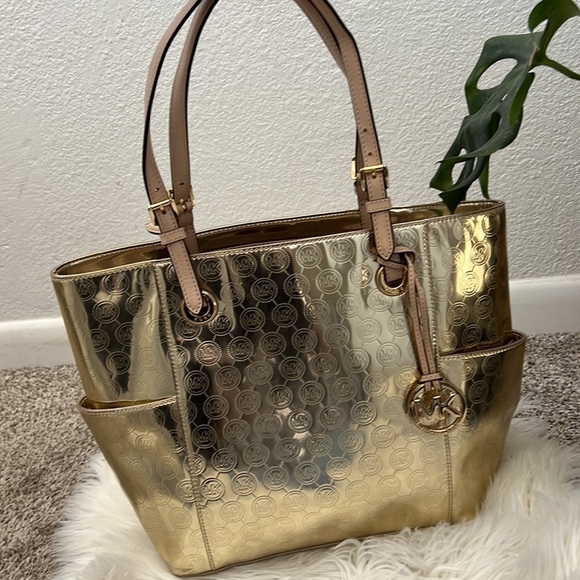 MICHAEL Michael Kors Metallic Gold Mirror Signature PVC and Leather East-West T - Picture 14 of 16